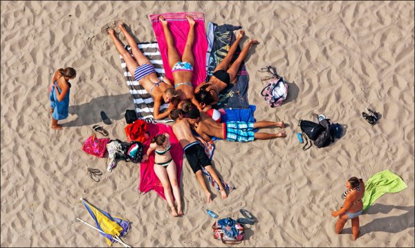 Люди на пляже вид сверху