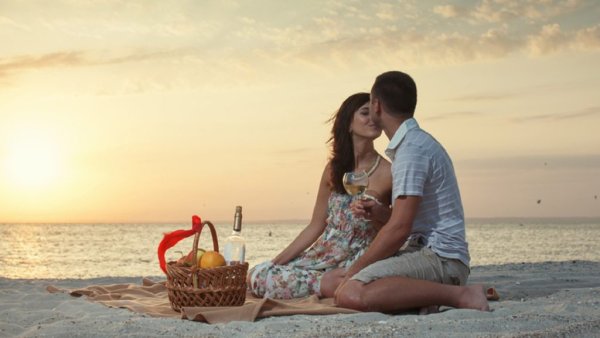 Фото влюбленных на фоне моря