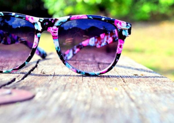 Очки на фоне природы