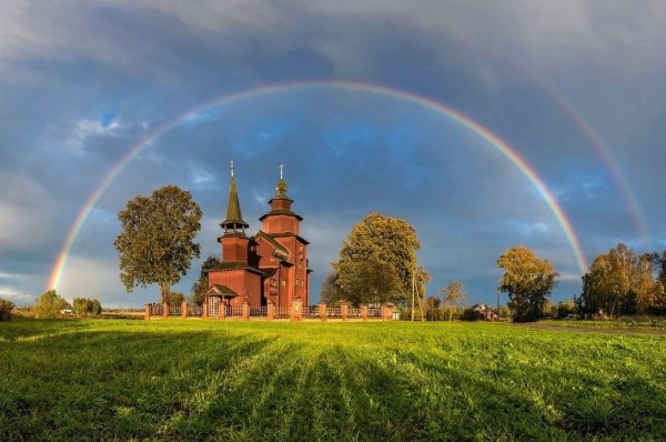 Поля село церквушка Россия Радуга