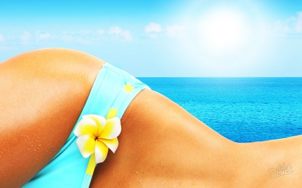 Счастливая девушка бежит