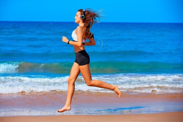 Девушка с красивым загаром