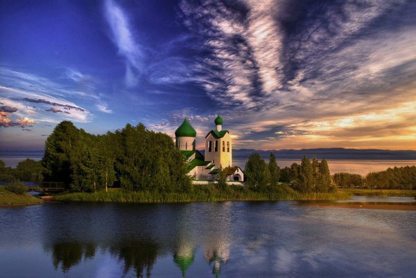 Церковь с золотыми куполами в деревне