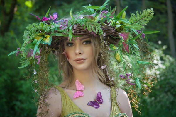 Женщина в венке из цветов