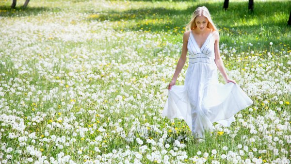 Девушка в белом платье