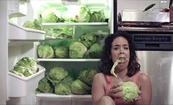 Женщина готовится к лету