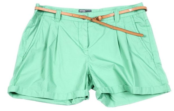 Шорты женские на белом фоне