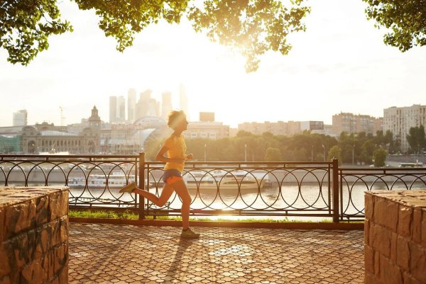 Солнечное утро в городе