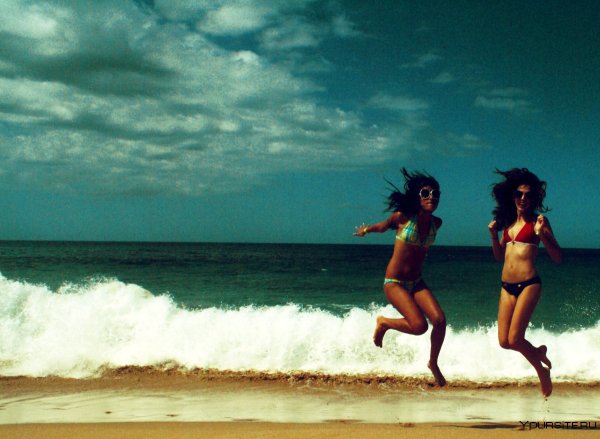 Брюнетка с подругами на море