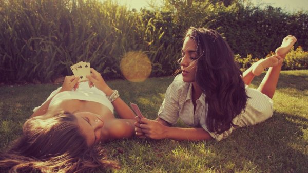 Девушка с мыльными пузырями