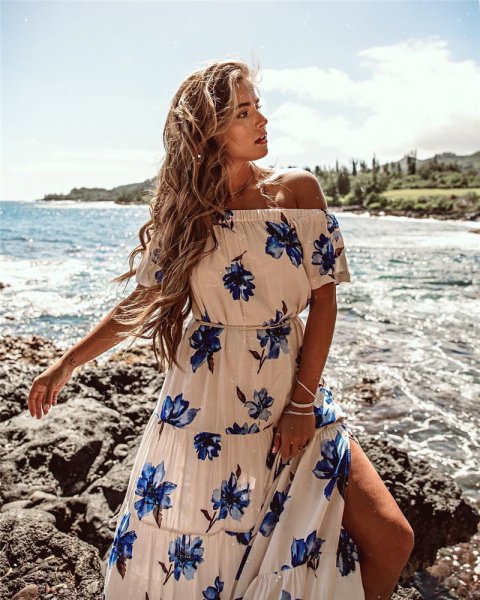 Девушка в длинном сарафане