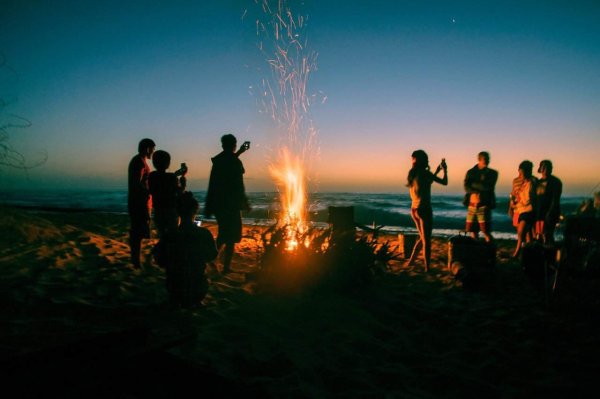 Костер на берегу озера