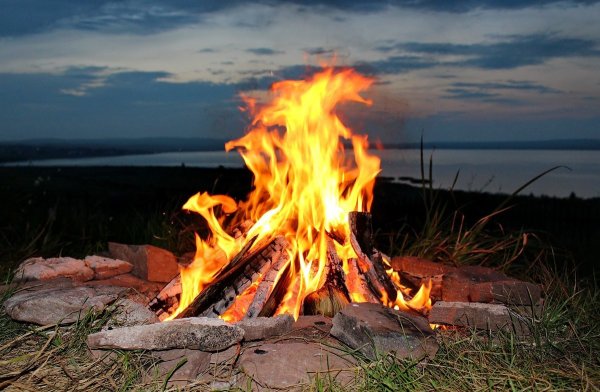 Костер у воды
