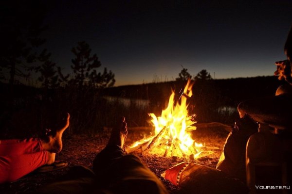 Костер у реки ночью