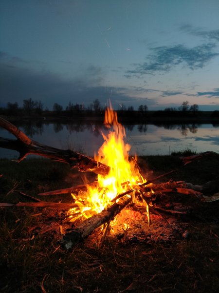 Костер на берегу реки