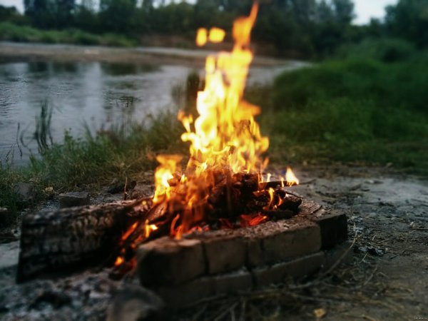 Парень с девушкой возле костра