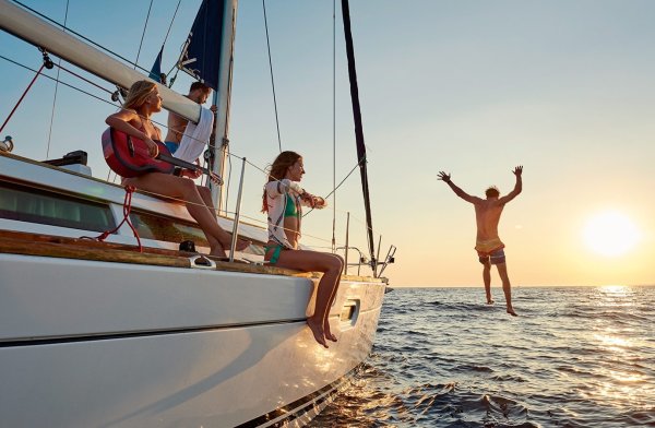 Прогулка на яхте по морю