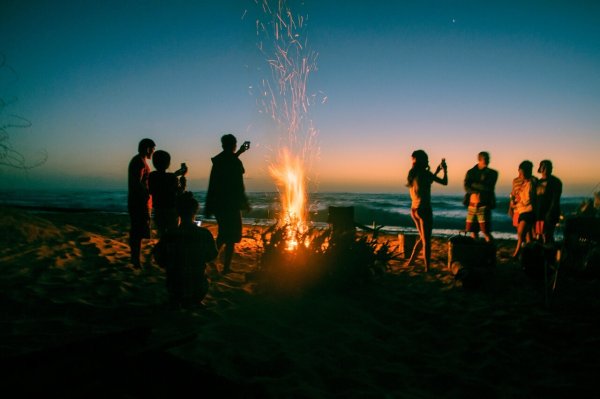 Вечеринка на пляже ночью