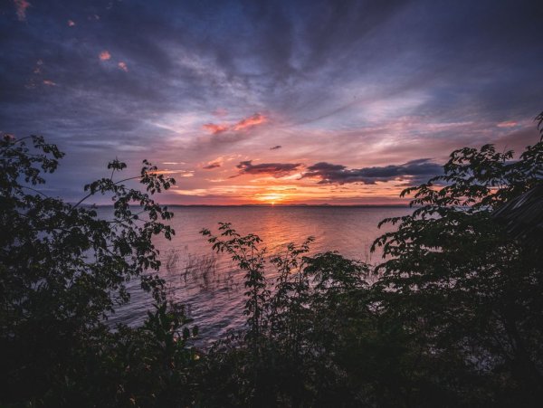 Закат на озере