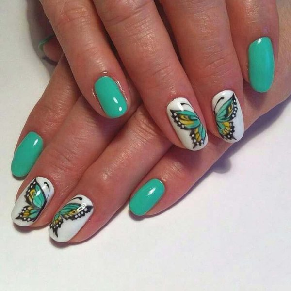 Мятный маникюр с бабочкой