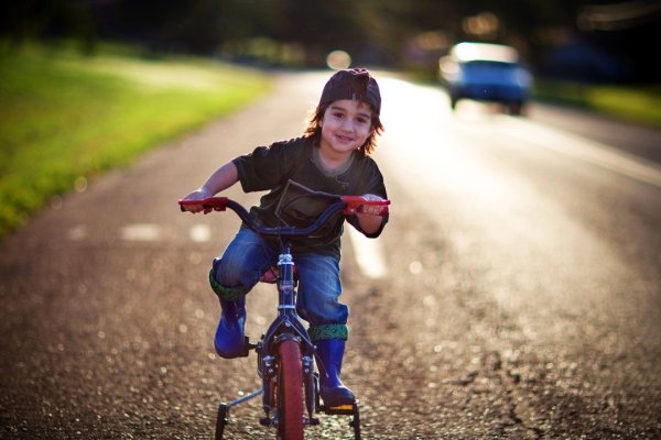 Дети с велосипедом