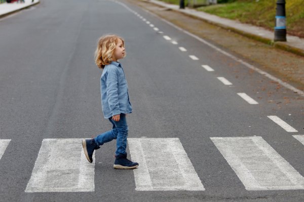 Светоотражающего детей на дороге летом