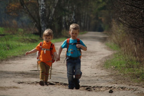 Мальчик идет