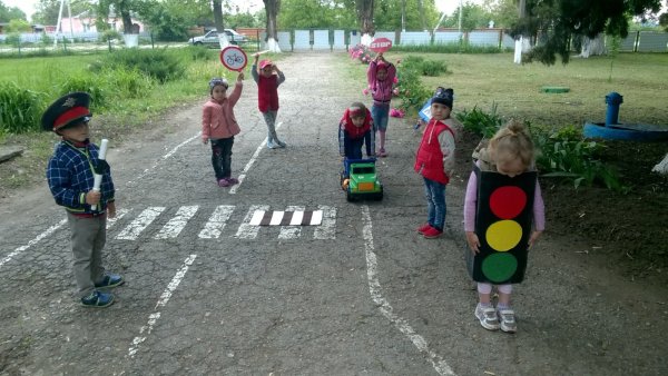 Дорожное движение в детском саду на улице