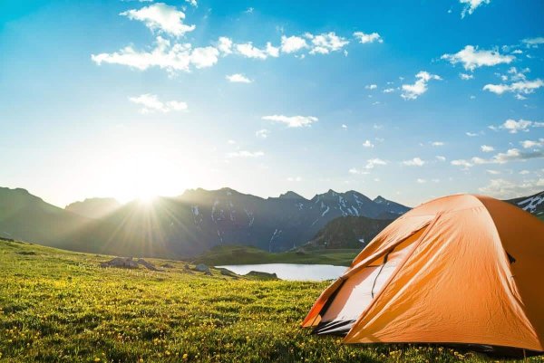 Палатка на фоне гор