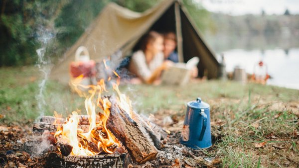 Девушка в палатке