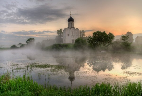 Храм Покрова на Нерли туман