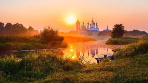 Цветы на фоне храма