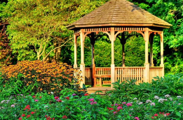 Беседка в саду