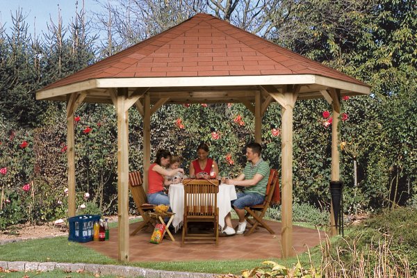 Люди в беседке на даче