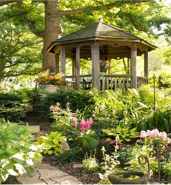 Пергола в тенистом саду