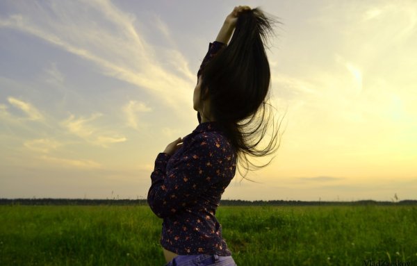 Брюнетка с челкой со спины