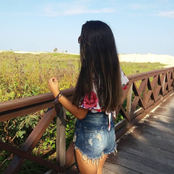 Девушка брюнетка с длинными волосами лето