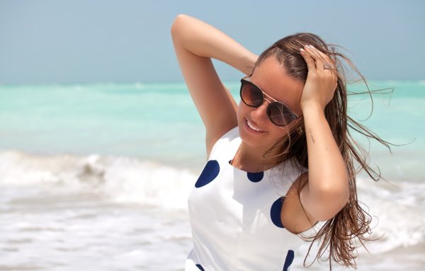 Брюнетка с длинными волосами на море