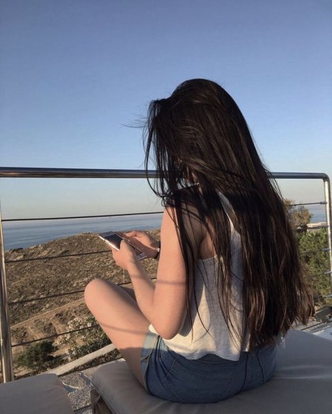 Девушка в подсолнухах со спины