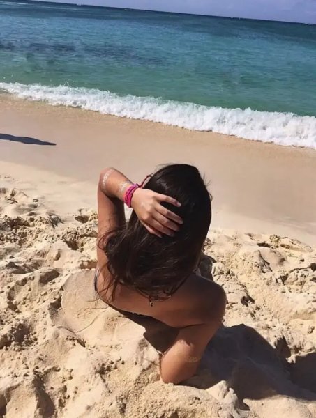 Брюнетка со спины