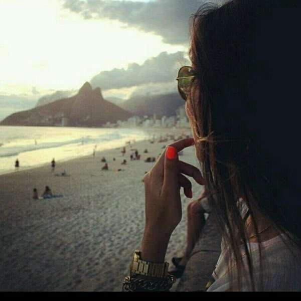 Девушка на природе со спины брюнетка