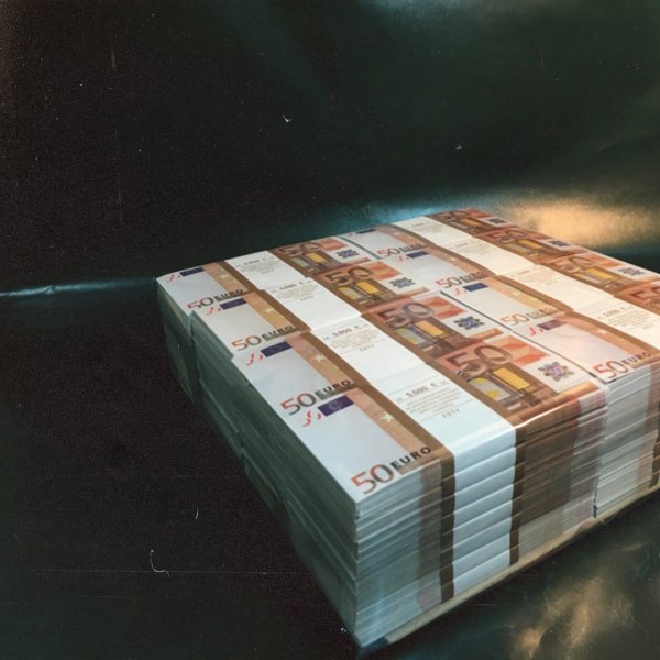 Огромная стопка денег