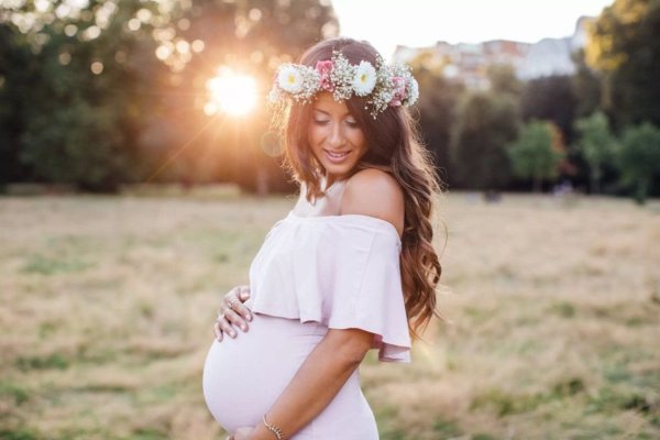 Огромный беременный живот на пляже