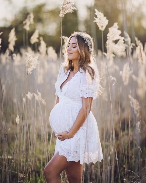 Беременная на море