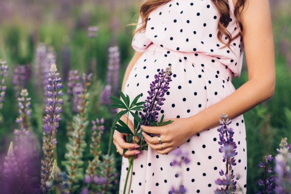 Беременные женщины с цветами