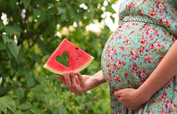 Фотосессия беременности в воде