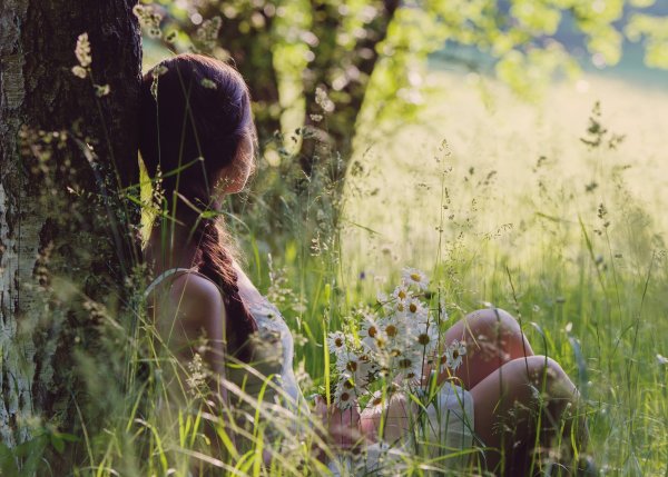 Слышишь как ласково шепчется лето лёгкой мелодией тёплых дождей