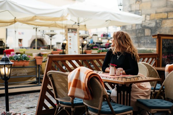 Уютный столик в кафе