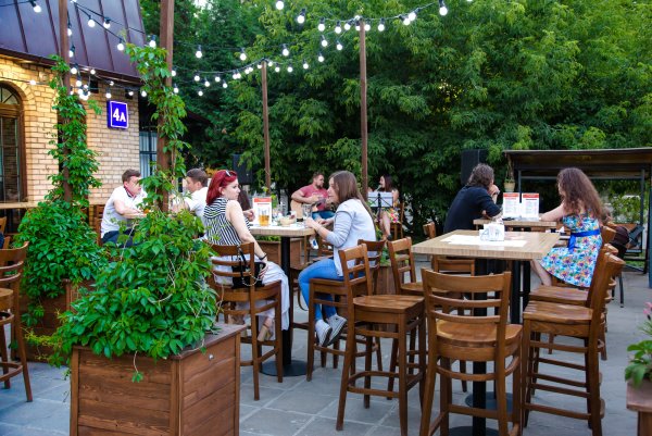 Девушка сидит в кафе