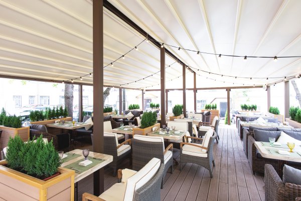 Столик в кафе